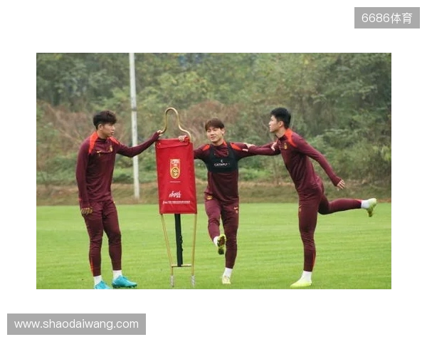 邵佳一探班U22国足重逢老友 9人归来鲁沪新星伤退